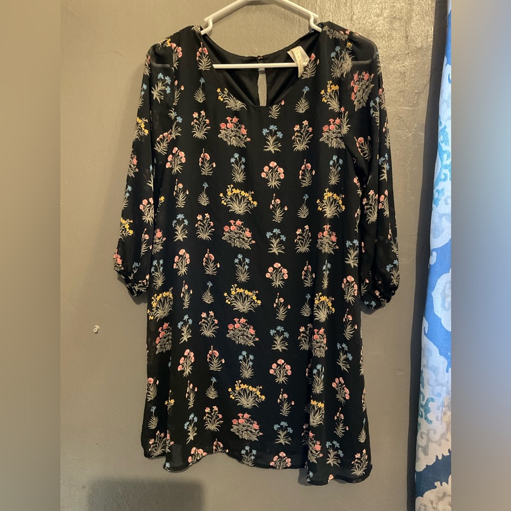 NEW TOWER FLORAL DRESS WITH SHEER SLEEVES